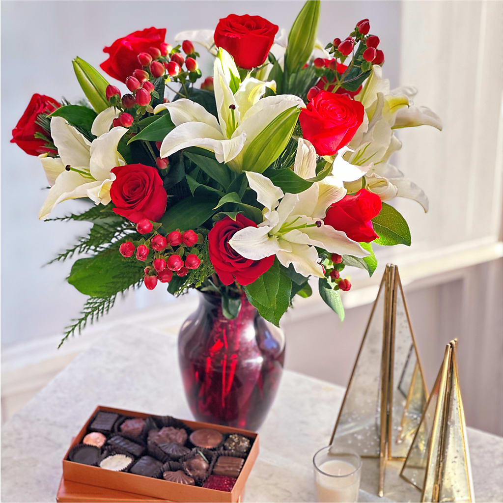 Evergreen Delight Bouquet and Chocolate Gift Set –  Floral Insight, Houston TX